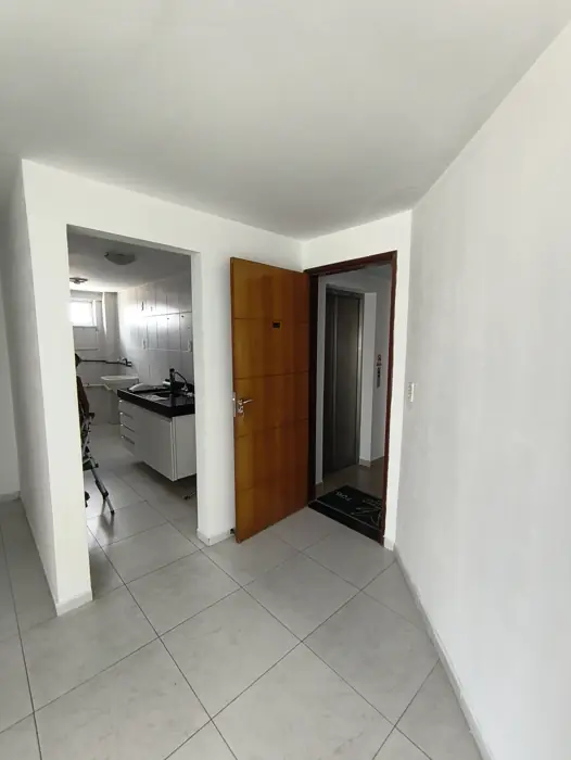 Hall de entrada do apartamento 706, com elevador
